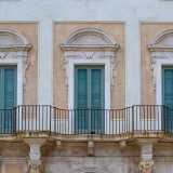 ...che dividono la vasta serie di finestre, alcune con architravi decorati con conchiglie e volute